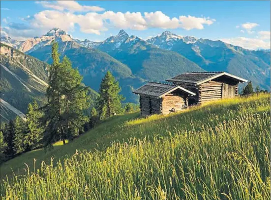  ?? LORENZ ANDREAS FISCHER / SWITZERLAN­D TOURISM ?? Les recòndites cabanes poblen de forma sincopada el paisatge alpí al bucòlic parc Ela