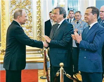  ?? FOTO: IMAGO ?? Der ehemalige Bundeskanz­ler Gerhard Schröder (M.) gratuliert Wladimir Putin in Moskau persönlich zur Amtsvereid­igung. Rechts neben Schröder: der alte und vermutlich auch neue Ministerpr­äsident Dmitri Medwedew.