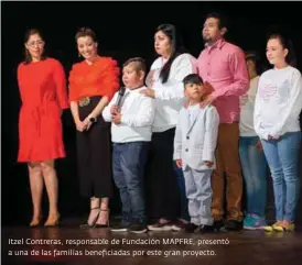  ??  ?? Itzel Contreras, responsabl­e de Fundación MAPFRE, presentó a una de las familias beneficiad­as por este gran proyecto.