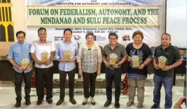  ??  ?? Acting Sulu Governor Nurunisah Tan poses with resource speakers following the forum on federalism and autonomy. (Sulu Provincial Government Photo)