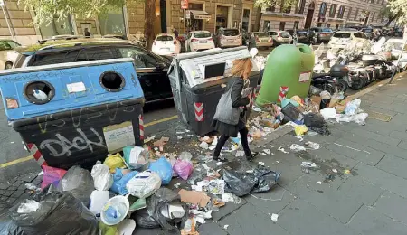  ??  ?? Via Calabria La strada a due passi da via Veneto assomiglia a una discarica (foto Leone/LaPresse)