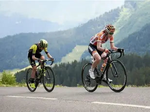  ??  ?? Van Vleuten and Van der Breggen marking each other at La Course