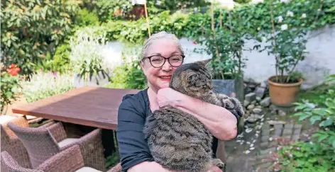  ??  ?? Lebt im Sommer von der Hand in den Mund: Ilse Blütehorn in ihrem Oberkassel­er Nutzgarten, in dem sie auch jede Menge Gemüse erntet.