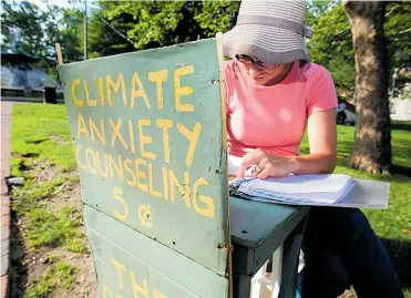  ?? AFP ?? Kate Schapira en el puesto donde ofrece a ciudadanos de Providence hablar sobre sus miedos ambientale­s.