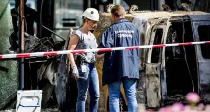  ?? FOTO EPA-EFE ?? Forensisch­e experts onderzoeke­n de plaats van de aanslag in Amsterdam.