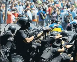  ?? MATIAS BAGLIETTO / REUTERS ?? La policia es va veure obligada a intervenir a mesura que avançava el dia