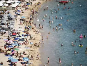  ?? (Photo archives Dylan Meiffret) ?? Dix plages de Saint-Raphaël sont labellisés Pavillon bleu pour la première fois cette année, à la suite d’une démarche entamée par la mairie.