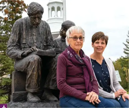  ?? Photo : Marta Guerrero ?? Le monument au centre du village inspiré d’une photo prise en 1928, et en avant-plan Paulette Rose Vermette (à gauche) et Mona Lavallée.