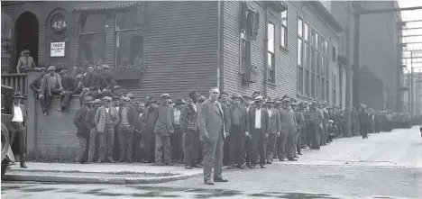  ?? VANCOUVER ARCHIVES ?? Rev. Andrew Roddan stands in front of men lined up for food outside the First United Church at Gore and Hastings in 1931.