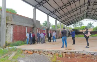  ?? ?? Verificaci­ón del tinglado inconcluso de la Gobernació­n del Guairá en la Escuela Integrada Eireté.