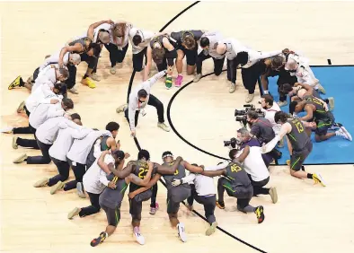  ?? JUSTIN CASTERLINE/ GETTY IMAGES ?? The Baylor team gathered at center court after defeating Gonzaga 86- 70.