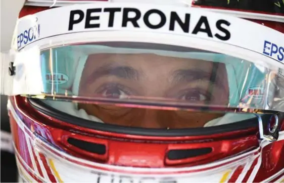  ?? FOTO AFP ?? Een zorgelijke blik in de ogen van Lewis Hamilton. Een derde nederlaag kan hij zich niet veroorlove­n.