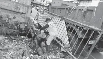  ??  ?? A creek along D. Jakosalem Street in downtown Cebu City finally gets to be cleaned by workers from the Department of Public Works and Highways.