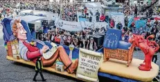  ?? FOTO: ANDREAS ENDERMANN ?? Erstmals seit über 80 Jahren stellte die Jüdische Gemeinde in Düsseldorf einen Karnevalsw­agen mit Heinrich Heine als Pappmaché-Motiv.