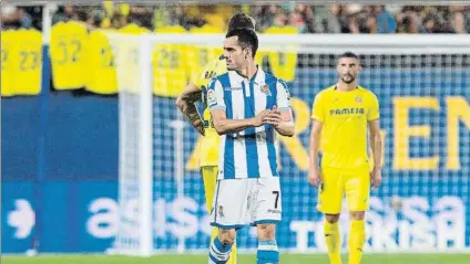  ?? FOTO: EFE ?? Juanmi anotó ayer el segundo gol de la Real en El Madrigal ante el Villarreal, un tanto que dio la victoria a los txuri urdin