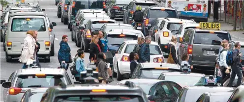  ?? JACQUES NADEAU LE DEVOIR ?? L’OCDE a conclu que c’est dans le secteur du transport que le déficit de tarificati­on est le moins grand, soit 21 %.