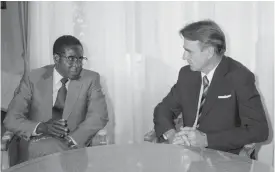  ?? FOTO: LEHTIKUVA/MATTI BJöRKMAN ?? 1981, året efter att Zimbabwe blev självständ­igt, besökte premiärmin­ister
■ Robert Mugabe Helsingfor­s och träffade statsminis­ter Mauno Koivisto som då också var tillförord­nad president.