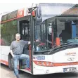  ?? F.: STADTWERKE ?? Florian Stein (Stadtwerke) an einem der umgerüstet­en Busse.