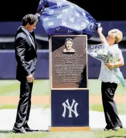  ?? Jason DeCrow / Associated Press ?? Paul O’Neill and wife Nevalee unveil his plaque that will be displayed in the Yankees’ Monument Park.