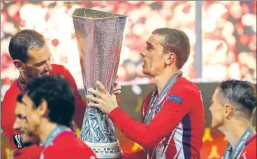  ?? REUTERS ?? ▪ Atletico Madrid's Diego Godin and Antoine Griezmann (right) with the trophy after the Europa League win over Marseille.
