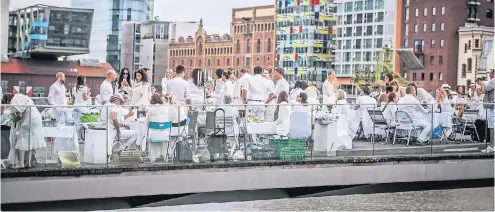  ?? RP-FOTOS (2): ANDREAS ENDERMANN ?? Abendessen mit Ausblick: Zum ersten Mal gastierte das Diner en blanc auf der Living Bridge im Medienhafe­n.