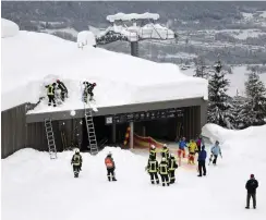 ?? Foto: dpa/Tobias Hase ?? Schneeräum­ung vom Dach der Skiliftsta­tion in Schönau