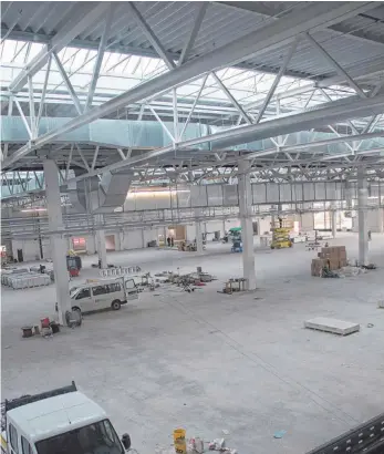  ?? FOTOS: FAWA ?? Mit den Oberlichtb­ändern und der hohen Decke sieht die Produktion­shalle wie eine Flughafen aus.