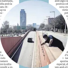  ?? Jordi Otix ?? Un home assenyala el lloc de la Ronda Litoral per on va caure el turista quan fugia dels lladres.