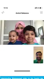  ??  ?? Abdulsatta­r Mohammed talks to his family via video call.