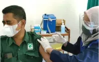  ?? GALIH ADI/JAWA POS ?? KEJAR HERD IMMUNITY: Budi Prayoga, karyawan PT Teknindo Geosistem Unggul, mengikuti vaksinasi gotong royong di klinik SIER kemarin.