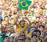  ?? FABIO MOTTA/ESTADÃO ?? 2. Torcida na Praça Mauá, no Rio.
3. Museu do Futebol transmitiu a partida