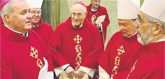  ?? ?? Adolfo González Montes, entre obispos españoles en el funeral de Benedicto XVI.
LA VOZ