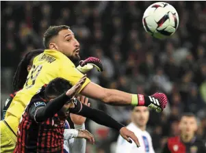  ?? | PHOTO : AFP ?? Gianluigi Donnarumma, ici au duel avec Gaëtan Laborde, a livré une prestation exceptionn­elle dans les buts du PSG.