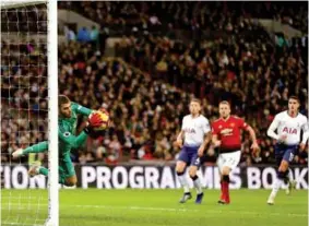  ??  ?? PROTAGONIS­TA. David De Gea ataja una pelota. Fue el más destacado en el Manchester United. AFP