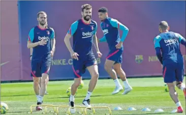  ??  ?? Piqué, en la sesión de entrenamie­nto del Barcelona.