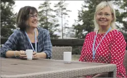  ??  ?? Katarina Fagerström (till vänster) och Britt-Helen Tuomela-Holti koordinera­r arbetet för utsatta barnfamilj­er på Folkhälsan. Foto: Pamela Friström.