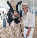  ??  ?? Audrey Morneau, trop heureuse de pouvoir vivre un moment inoubliabl­e avec Extondale Windbrook Iva, Championne 2016 de l’Expo Vallée de la Coaticook.