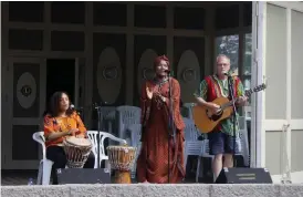  ??  ?? DELA MED SIG. Mama Gumbo bjöd på nyttiga berättelse­r om uppväxten blandat med musik från hemlandet Zimbabwe.