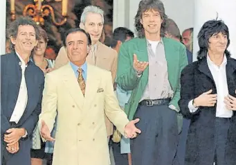  ??  ?? El 9 de febrero de 1995, Mick Jagger, Keith Richards, Ron Wood y Charlie Watts visitaron la residencia presidenci­al tras un show en River Plate.