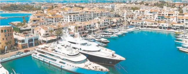  ?? // ABC ?? Vista aérea de Puerto Banús, en Marbella, con varios lujosos yates atracados en su dársena