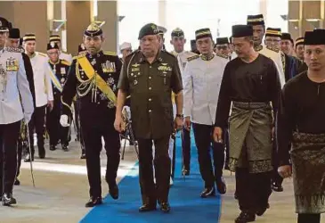  ?? ?? SULTAN Ibrahim diiringi Tunku Mahkota Johor Tunku Ismail Sultan Ibrahim berkenan berangkat bagi merasmikan Pembukaan Mesyuarat Kedua Bagi Penggal Persidanga­n Pertama Dewan Negeri Johor Yang Ke-15 di Bangunan Sultan Ismail, Kota Iskandar, semalam.