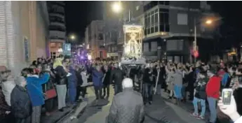  ??  ?? LLEGADA A LA IGLESIA DE SAN SEBASTIÁN8 Pasados unos minutos de las siete y media, la Patrona llegó a la Plaza de San Sebastián para comenzar su recorrido de regreso