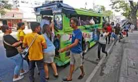  ?? DAILY NEWS —JUNJIE MENDOZA/CEBU ?? RARE RIDE Passengers in Cebu City scramble to get a jeepney ride during a transport strike last year.