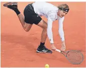  ?? FOTO: CHRISTOPHE
ENA/AP ?? Dass Alexander Zverev mit Krankheits­symptomen sein Achtelfina­le spielte, könnte ein Nachspiel haben.