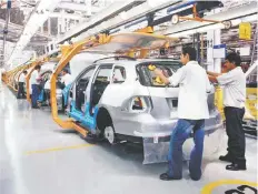  ??  ?? México y Estados Unidos acordaron incrementa­r el valor del contenido regional para la producción de vehículos de 62.5% a 75%, de manera gradual.