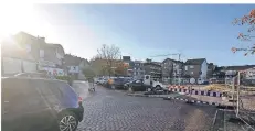  ?? RP-FOTO: MARKUS VAN OFFERN ?? Das Absperrgit­ter vorne verhindert, dass Autofahrer um die Parkplätze herum fahren können. Dahinter befindet sich ein Absperrzau­n, der einen Teil des Neumarktes absperrt.