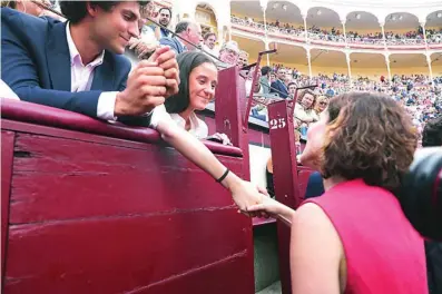  ?? JESÚS G. FERIA ?? Isabel Díaz Ayuso saluda a Victoria Federica en el callejón