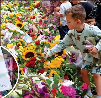  ?? ?? CARING: A youngster remembers the Queen in Windsor and, left, a moving card