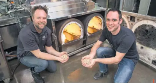  ??  ?? Les cousins Serge et François, qui ont opté pour la biomasse forestère, veulent mettre en place des incitatifs pour aider leurs fournisseu­rs à remplacer le mazout par les granules de bois pour chauffer leurs évaporateu­rs.