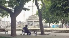  ?? FOTO: DPA ?? Auf dem Taksim-Platz neben dem Gezi-Park wird eine neue Moschee gebaut. Der Park selbst blieb aber bisher unangetast­et.